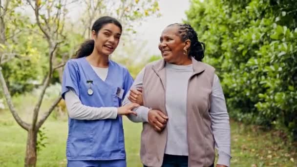 Senior Care Old Woman Nurse Pointing Garden Support Help Trust — Stock Video