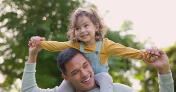 Sırt Sırta Mutlu Çocuklu Baba Bağlanıyor Eğleniyor Gülümse Baba Omuzlarında — Stok video