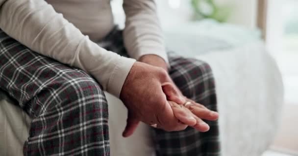 Man Bed Massage Handen Voor Artritis Met Een Handicap Jicht — Stockvideo