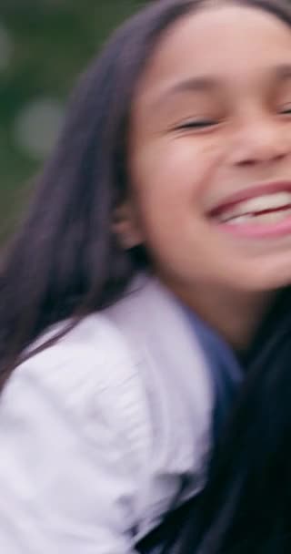 Šťastný Park Dítě Objetí Rodiče Pro Sbližování Vztah Milující Objetí — Stock video