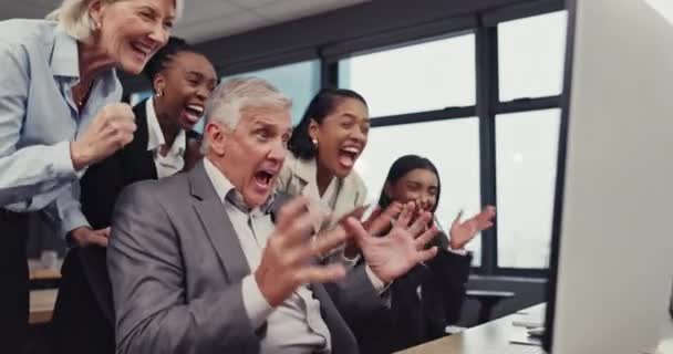 Aufgeregt Applaudieren Und Geschäftsleute Mit Erfolg Computer Oder Der Firma — Stockvideo