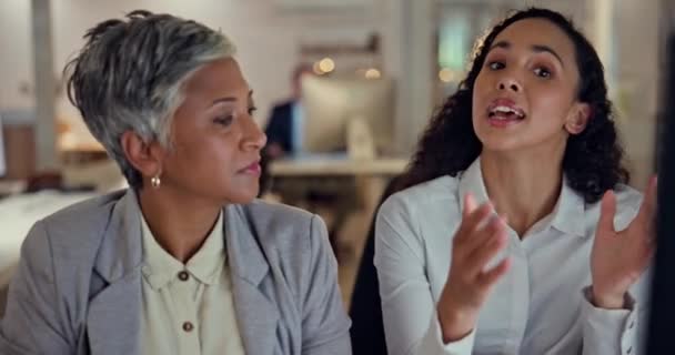 Mujeres Noche Negocios Con Conversación Ayuda Encuentro Con Apoyo Ideas — Vídeo de stock