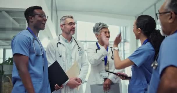 Doktor Beşlik Çakın Hastanede Takım Oluşturma Işbirliği Kazanmak Için Sağlık — Stok video