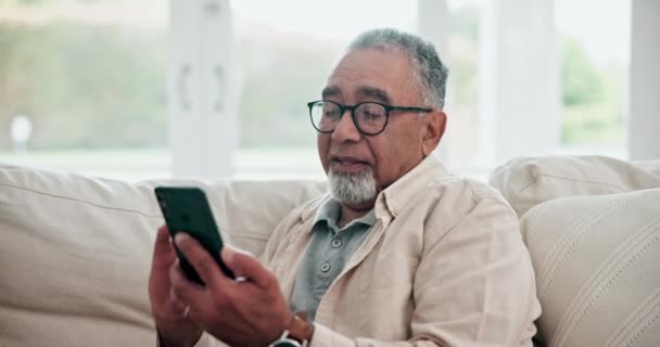 Улыбайтесь Расслабляйтесь Пожилой Человек Телефоном Общения Чтения Социальных Сетей Чата — стоковое видео