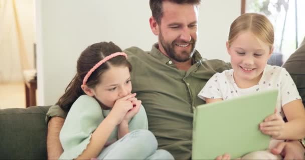 孩子和家人在家里带着平板电脑玩网络游戏 阅读电子书和沙发上的教育媒体 爸爸和快乐的孩子们在休息室里流连忘返卡通片 电影和数字技术 — 图库视频影像