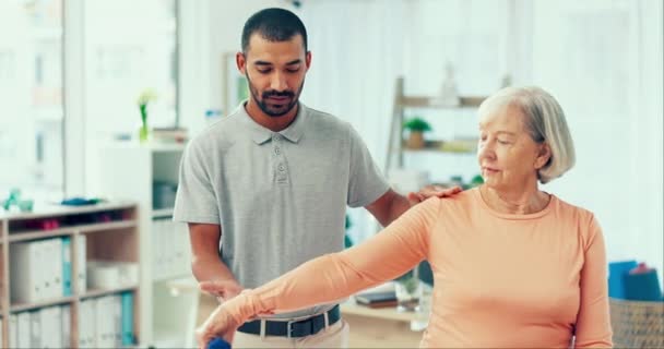 Fysioterapi Strækning Mand Med Ældre Kvinde Til Rehabilitering Stærk Arm – Stock-video