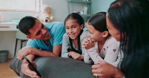 Yatak Odası Akıllı Telefon Aile Sohbeti Rahatlama Oyun Için Sosyal — Stok video