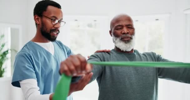 Starszy Mężczyzna Fizjoterapia Zespół Rozciągający Pomocą Lekarza Fizjoterapii Rehabilitacji Opieki — Wideo stockowe
