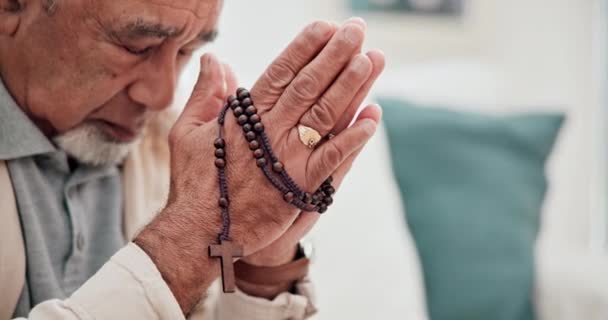 Öreg Ember Imádkozik Kezek Kereszt Istentisztelet Isten Keresztény Otthon Imádsággal — Stock videók