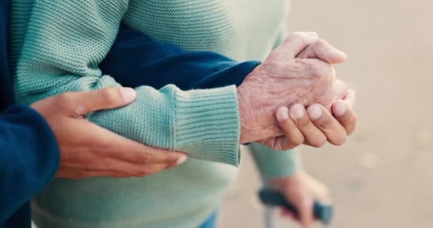 Emerytura Ręce Opiekun Pomagający Pacjentowi Wejść Zewnątrz Ćwiczenia Lub Opiekę — Wideo stockowe