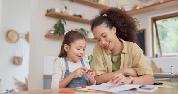 Mutter Hilft Ihrem Kind Bei Den Hausaufgaben Der Küche Damit — Stockvideo