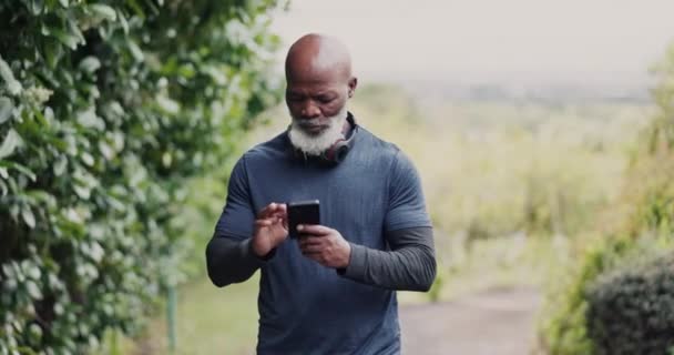 Fitness Telefone Homem Negro Esportes Sênior Verificando Seu Progresso Enquanto — Vídeo de Stock