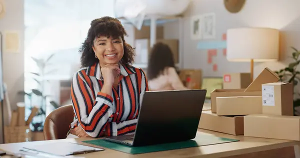 Pequeña Empresa Retrato Mujer Feliz Con Laptop Oficina Para Logística — Foto de Stock