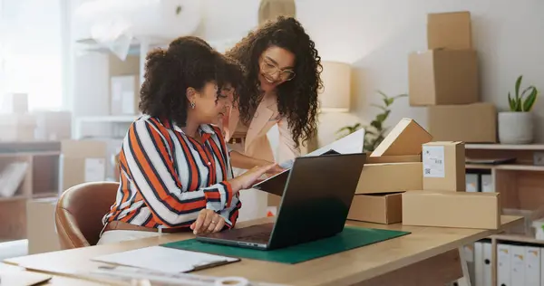 Teamwork Distributie Vrouw Met Laptop Voor Mode Ontwerper Supply Chain — Stockfoto