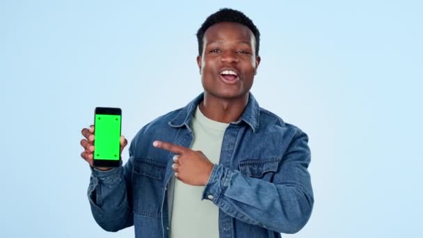 电话绿色屏幕和介绍营销 时尚和蓝色背景的新闻 手机应用程序模型中非洲人在工作室中的联系 提供和签名信息的脸 — 图库视频影像