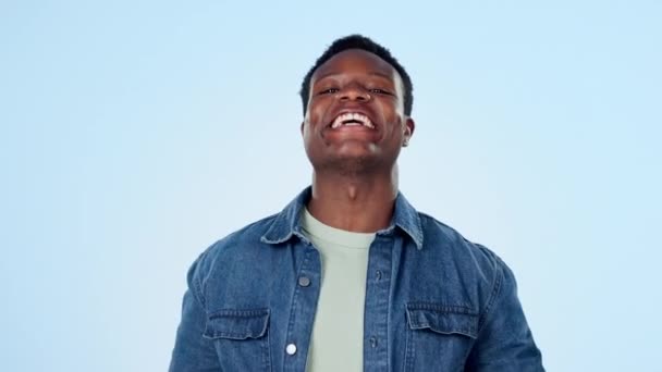 スタジオでのコミックミーム クレイジーなエネルギー ブルーの背景のための男 幸せまたは笑い アフリカ モデルやコメディモックアップで顔の広告肖像画 面白いまたはプロモーションの肯定的な態度のためのジョーク — ストック動画