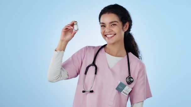 Vacina Frasco Rosto Mulher Médica Com Mão Apontando Acordo Estúdio — Vídeo de Stock