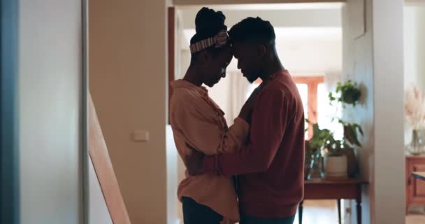 爱和黑人夫妇在家里拥抱 以建立起和谐 健康的关系 并在客厅里一起放松 男人和女人在公寓里拥抱承诺 信任和浪漫 — 图库视频影像