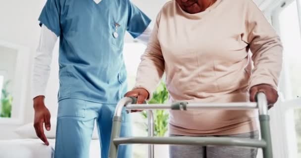 Verpleegster Patiënt Wandelaar Met Fysiotherapie Hulp Gezondheidszorg Welzijn Met Ondersteuning — Stockvideo