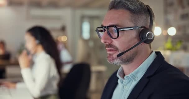 Агент Callcenter Переговори Людина Консультують Порадою Продажами Або Допоміжними Робочими — стокове відео