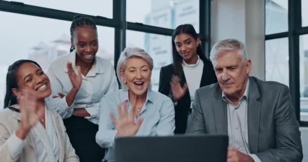 ビデオ通話 オンライン会議 およびオフィスの計画 ビジネスウェビナーおよび仮想金融コミュニケーションのための人 会計士チーム Ceo 企業グループの男性と女性のウェーブ コンピュータでこんにちは — ストック動画