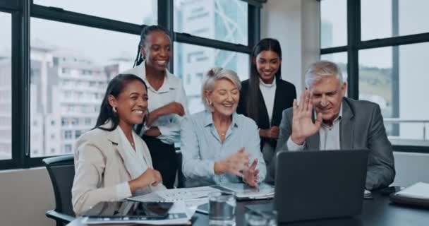 オフィスの計画 フィードバック 財務更新のためのオンライン会議を持つビデオ通話 コンピュータおよびビジネスの人々 会計士 Ceo 企業の男性 女性のバーチャルトークやウェーブハローラップトップ — ストック動画