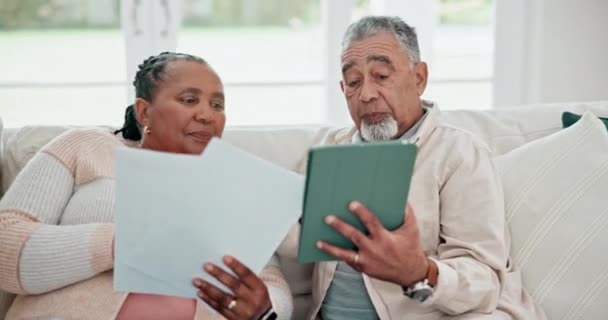 Senior Par Dokumenter Online Med Hjem Regninger Finansiel Planlægning Gæld – Stock-video