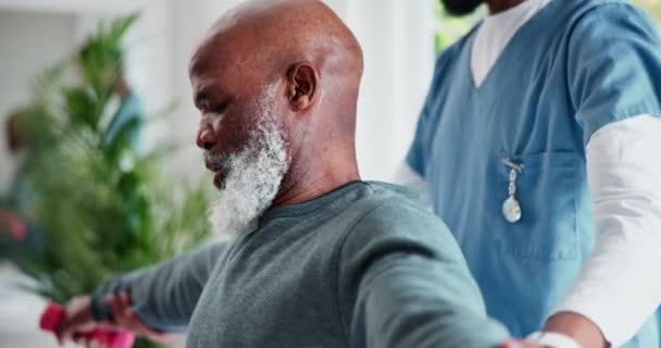 Starszy Mężczyzna Fizjoterapia Ćwiczenia Hantlami Rozciąganie Ramienia Wsparcie Pomoc Lub — Wideo stockowe