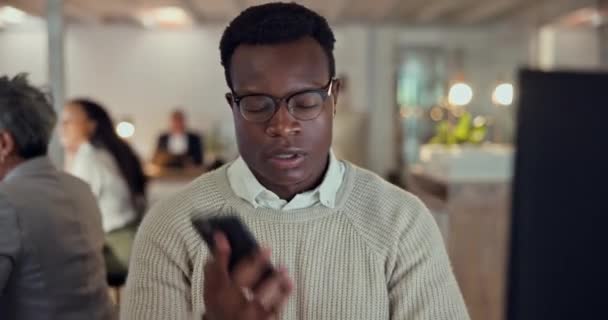 Cellphone Computer Black Man Office Negotiation Conversation Sales Advice Phone — Stock Video