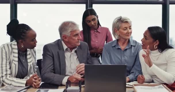 Bilgisayar Toplantı Adamları Sunum Tartışma Fikir Plan Strateji Hakkında Konuşuyorlar — Stok video
