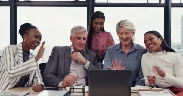 Videohovory Počítače Podnikatelé Online Spolupráci Při Setkáních Zpětné Vazbě Manažerů — Stock video