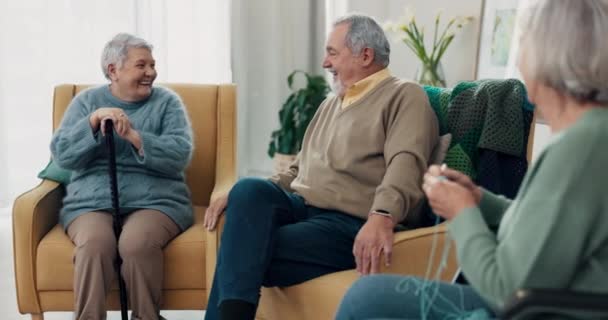 Hablando Riendo Amigos Mayores Sala Estar Hogar Ancianos Jubilados Feliz — Vídeos de Stock