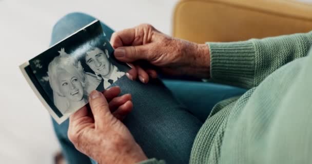 懐かしさ 記憶のための家のソファーの手 写真そして記憶 古いアルバム 結婚式の写真を引退時に考えながら写真を撮ったシニア人や未亡人 — ストック動画