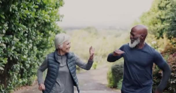 Senior Man Vrouw Met High Five Voor Workout Hardlopen Sporten — Stockvideo