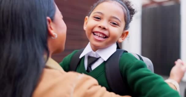 Mutter Mädchen Und Umarmung Mit Lächeln Für Die Schule Aufgeregtes — Stockvideo