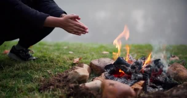 Brasa Ved Och Camping Med Varma Händer Värme Och Avkoppling — Stockvideo