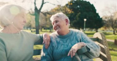 Sohbet, açık hava ve parktaki yaşlı kadınlar rahatlamak için bankta ya da lens fişeğiyle kaliteli zaman geçirmek için. Emeklilik, konuşma ve doğadaki yaşlı bayan arkadaşlar özenle bağlanıyorlar veya çevrede mutlular.