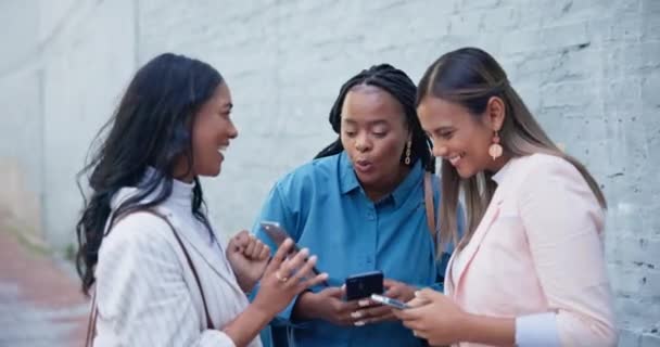 Teman Wanita Luar Kantor Dengan Telepon Untuk Jaringan Dan Meme — Stok Video