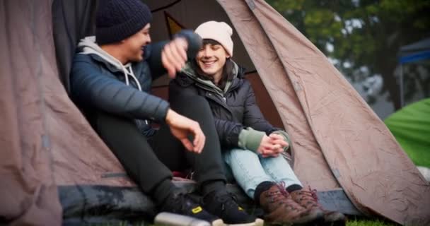 带着爱 关心和冒险在野外露营的情侣 拥抱和帐篷 青年男女在冬天的营地度假 旅行或度假以在森林中放松时快乐的青年男女 — 图库视频影像