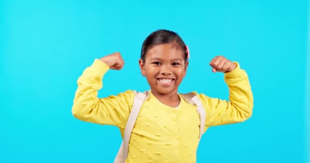 Forte Retrato Uma Menina Flex Contra Fundo Azul Para Crescimento — Vídeo de Stock