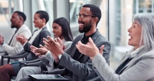 Empresários Felizes Aplausos Celebração Oficina Para Apresentação Reunião Seminário Escritório — Vídeo de Stock