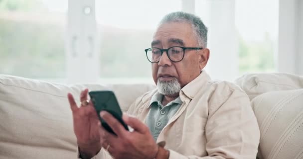 Slappna Mejla Och Äldre Man Med Telefon Soffan För Kommunikation — Stockvideo