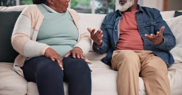 Manos Divorcio Una Pareja Ancianos Discutiendo Sofá Salón Casa Cerca — Vídeos de Stock
