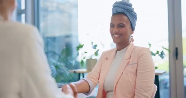 Happy Business People Jabat Tangan Dan Pertemuan Dalam Kemitraan B2B — Stok Video