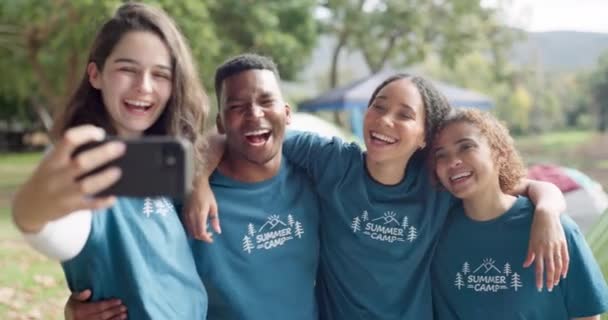 Acampar Selfie Amigos Abraço Para Foto Natureza Ligação Divertindo Livre — Vídeo de Stock