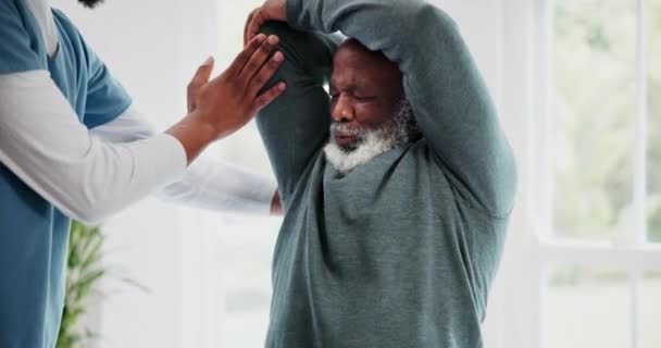 Senior Man Fysiotherapie Schouderpijn Stretching Ondersteuning Hulp Bij Fysiotherapie Gezondheidszorg — Stockvideo
