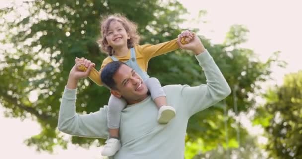 Mosoly Hátizsák Apa Lány Természetben Kötődés Szórakozás Boldog Apa Terhes — Stock videók