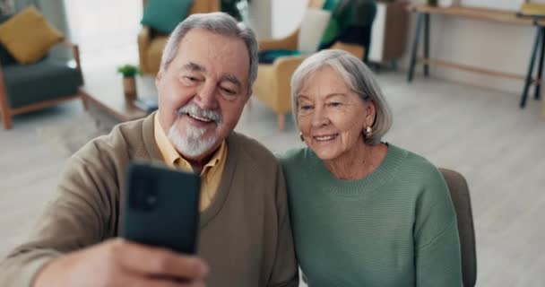 上了年纪的夫妻 在家里为博客 贴文或回忆而自拍和微笑 带着浪漫 爱情和感情在退休时结合在一起 老男人 老年女人 喜欢轮廓图片 摄影或社交网络应用 — 图库视频影像