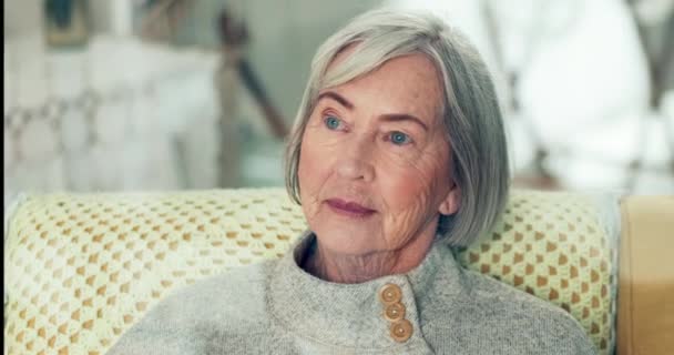Myślenie Dom Starsza Kobieta Pamięcią Emerytura Zdrowie Nostalgią Relaks Spokój — Wideo stockowe
