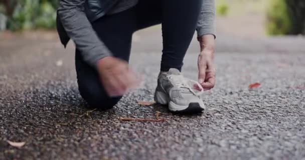 Бег Обувь Руки Пожилой Женщины Дороге Утренней Кардио Фитнес Тренировки — стоковое видео
